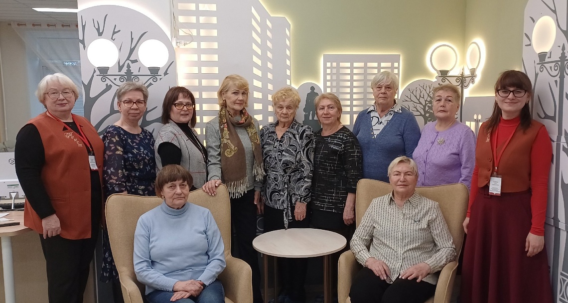 Обновлённую модельную центральную детско-юношескую библиотеку посетили ветераны педагогических организаций города. Обновлённую модельную центральную детско-юношескую библиотеку посетили ветераны педагогических организаций города.